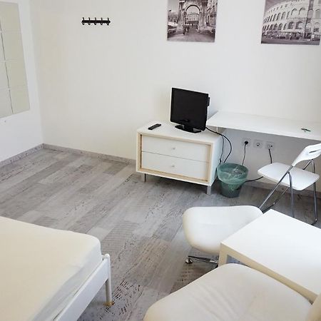 Hostel Ljiljana Pula Bagian luar foto