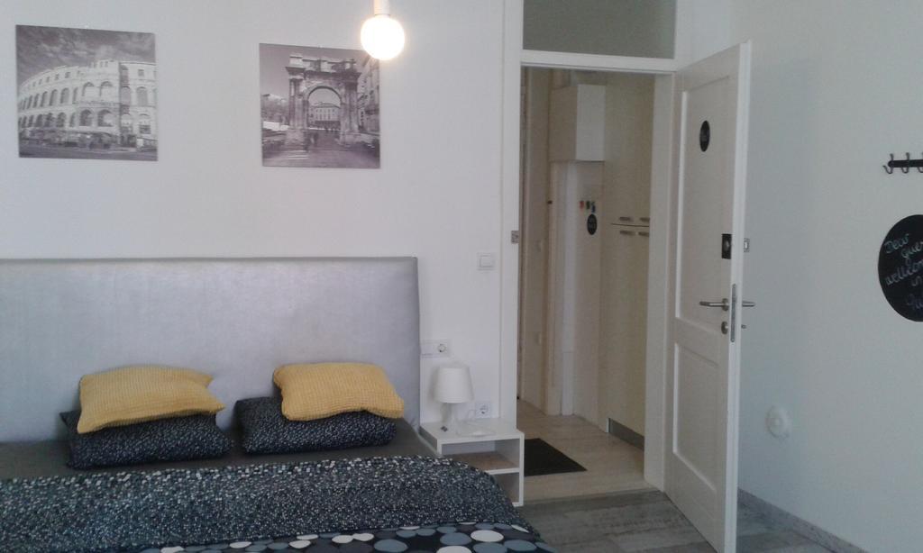 Hostel Ljiljana Pula Bagian luar foto