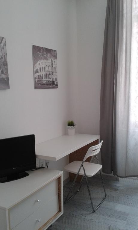 Hostel Ljiljana Pula Bagian luar foto