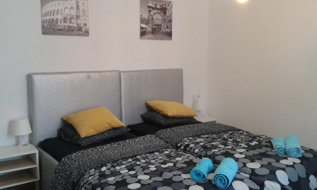 Hostel Ljiljana Pula Bagian luar foto